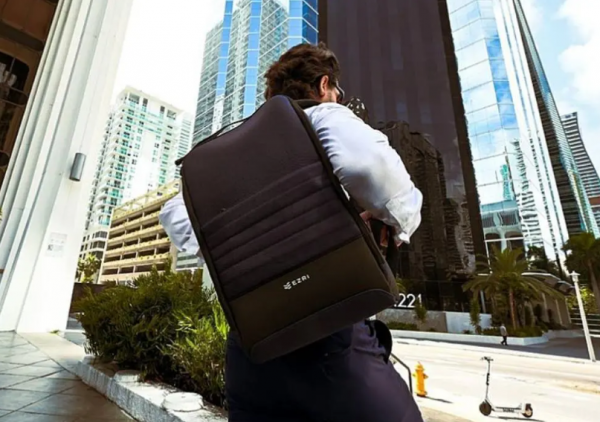 Tas kerja dengan gaya ransel yang praktis dan fungsional